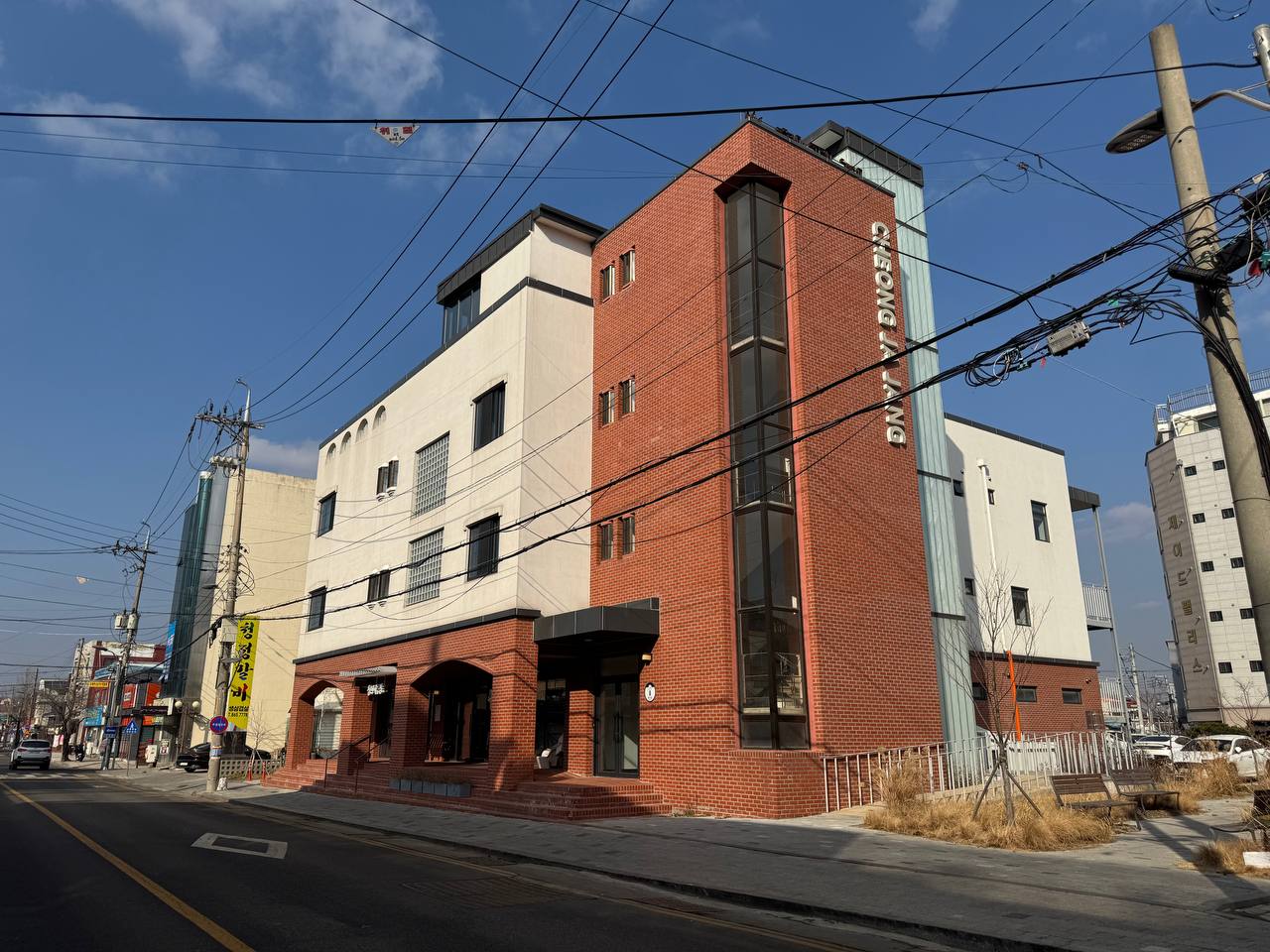 청자장 외관 — 옛 목욕탕을 리모델링한 4층 복합문화공간